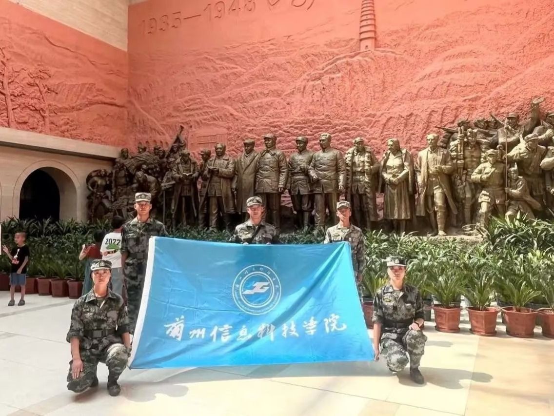 beat365官方网站师生代表参加第四届甘肃省大学生军事训练营