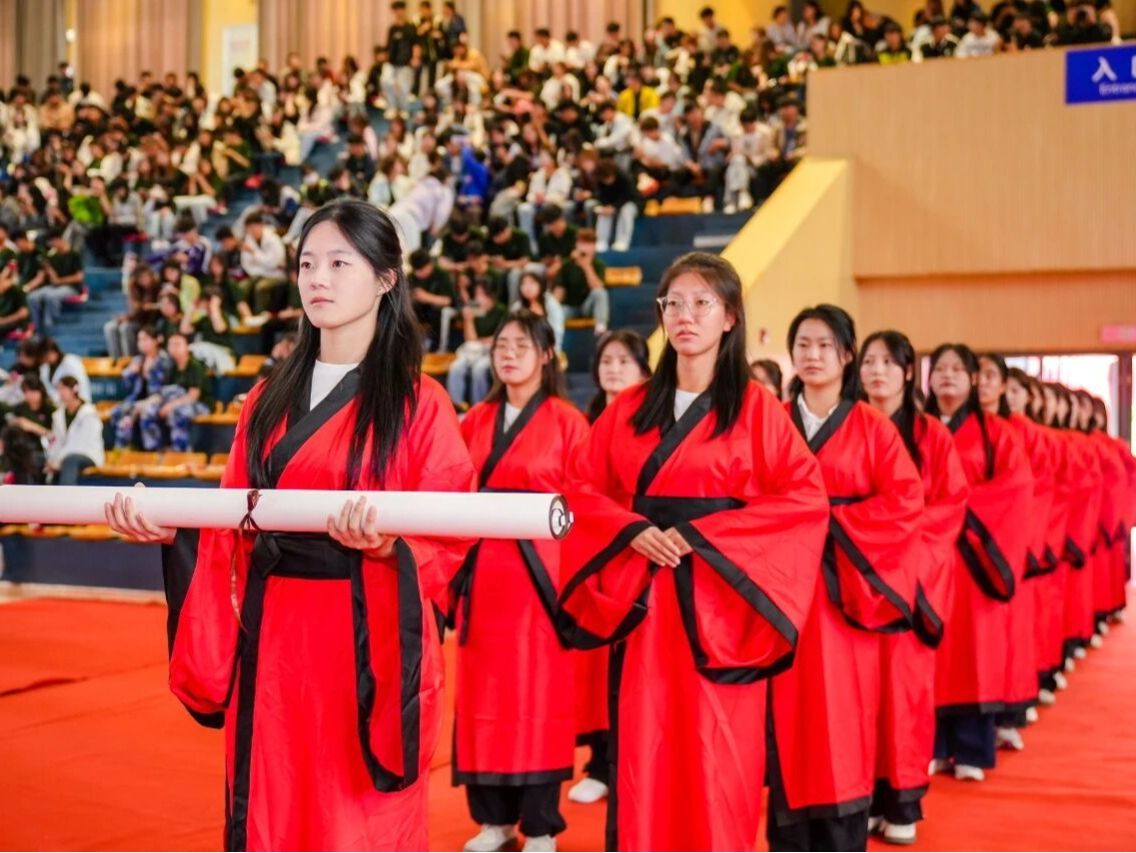beat365官方网站2025年开学典礼隆重举行，千余名新生开启逐梦新征程