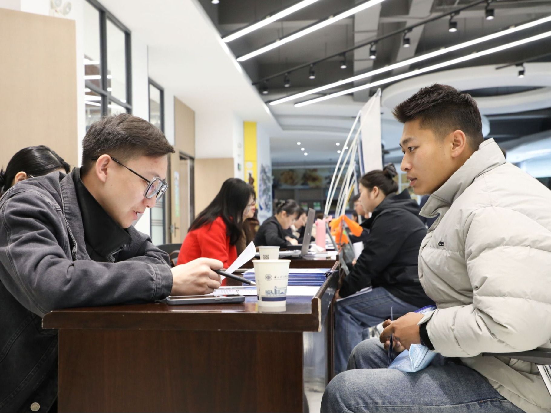 “海纳英才 盐途有你”——beat365官方网站浙江海盐县专场招聘会圆满结束