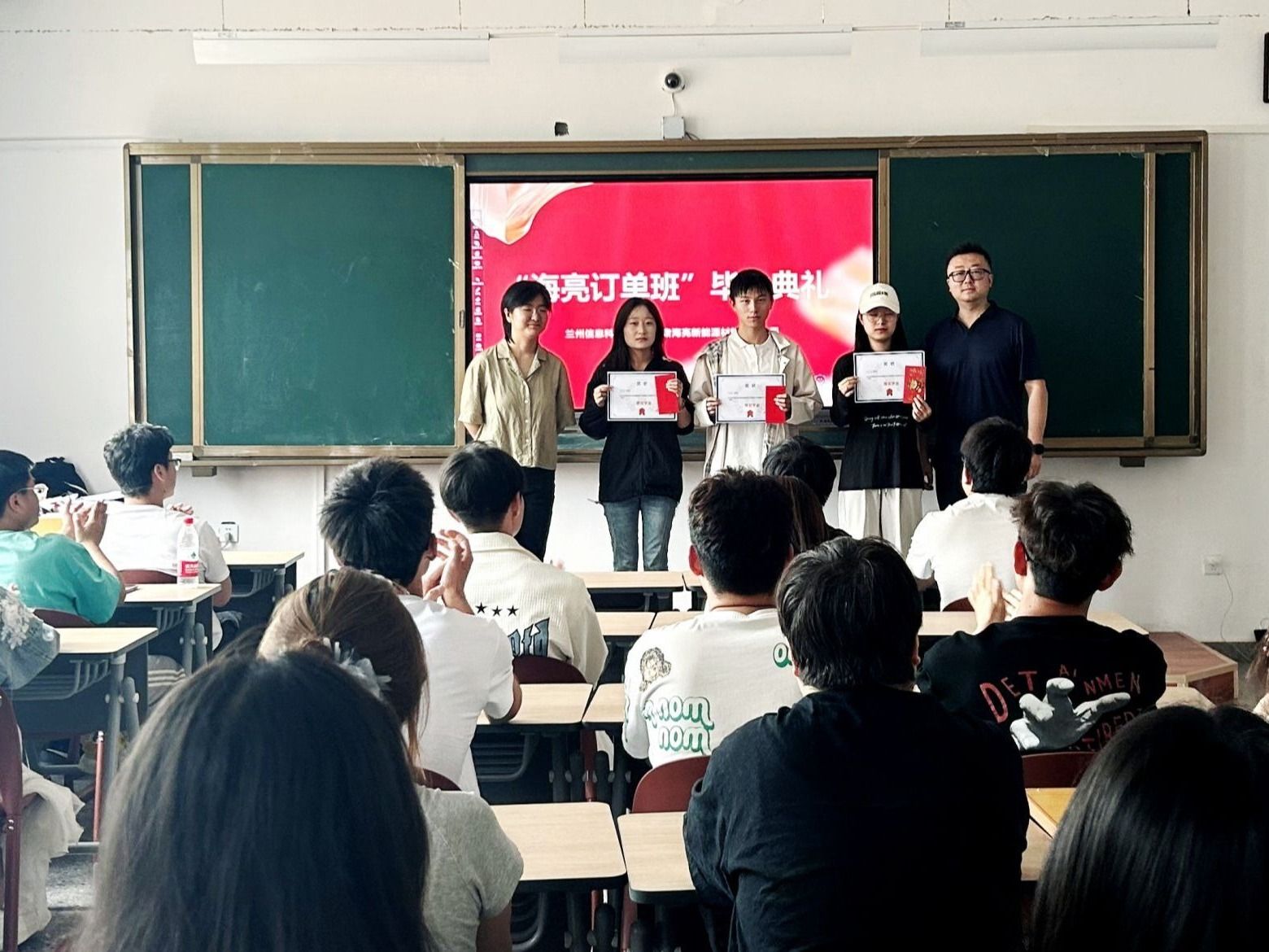 beat365官方网站举行第一届“海亮班”结业暨奖学金颁发仪式