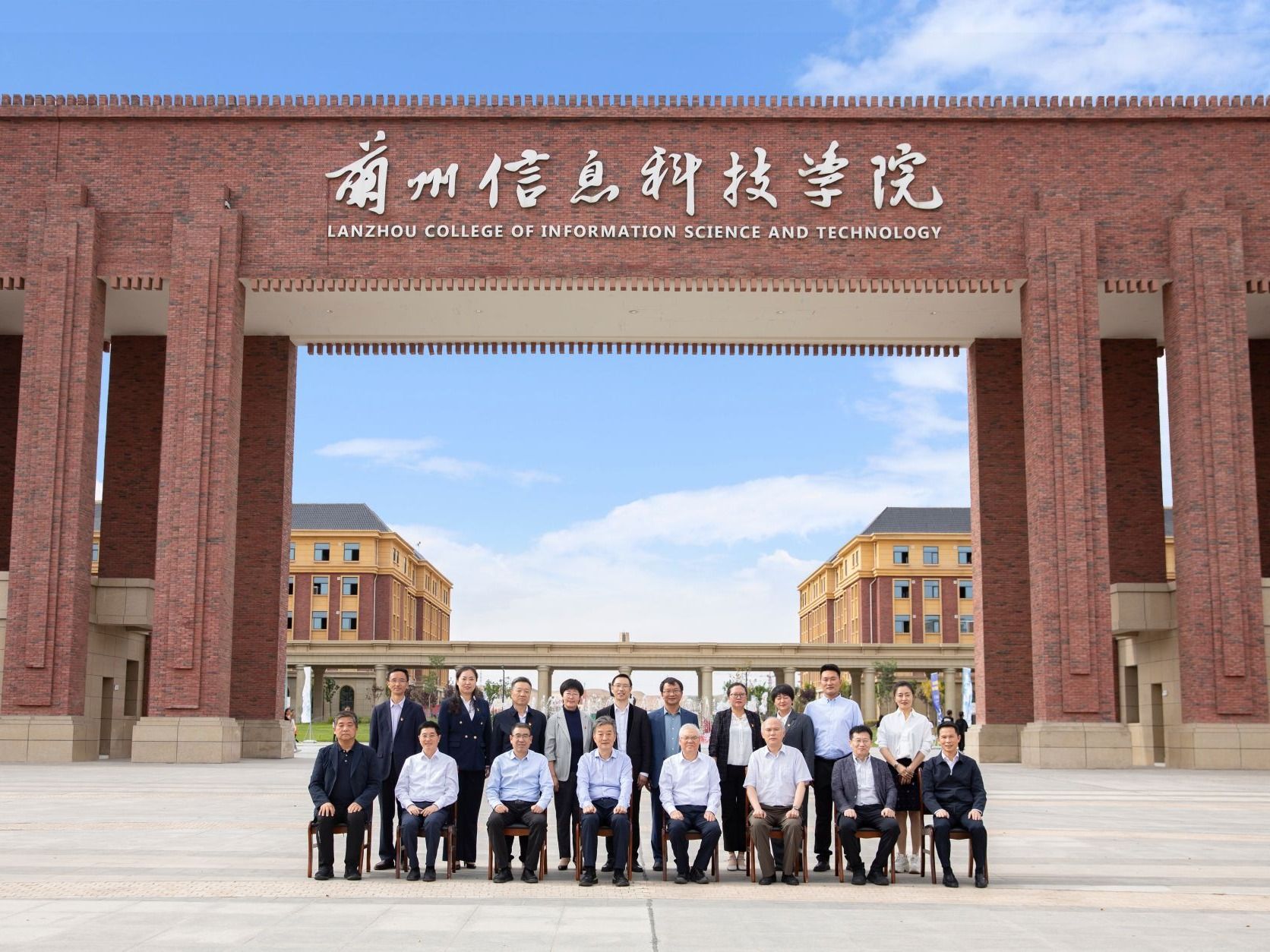 领导关怀 | 民进中央副主席王刚在beat365官方网站调研慰问教师代表