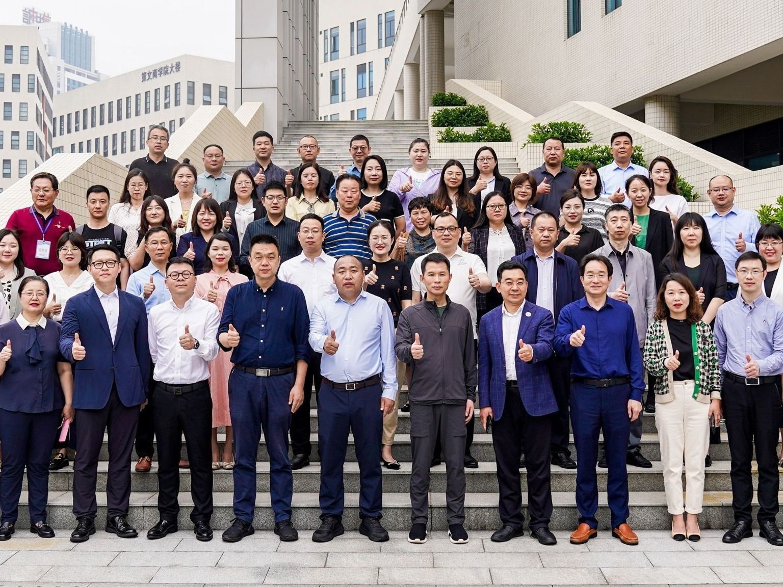 beat365官方网站校长黄炜带队前往五邑大学交流学习