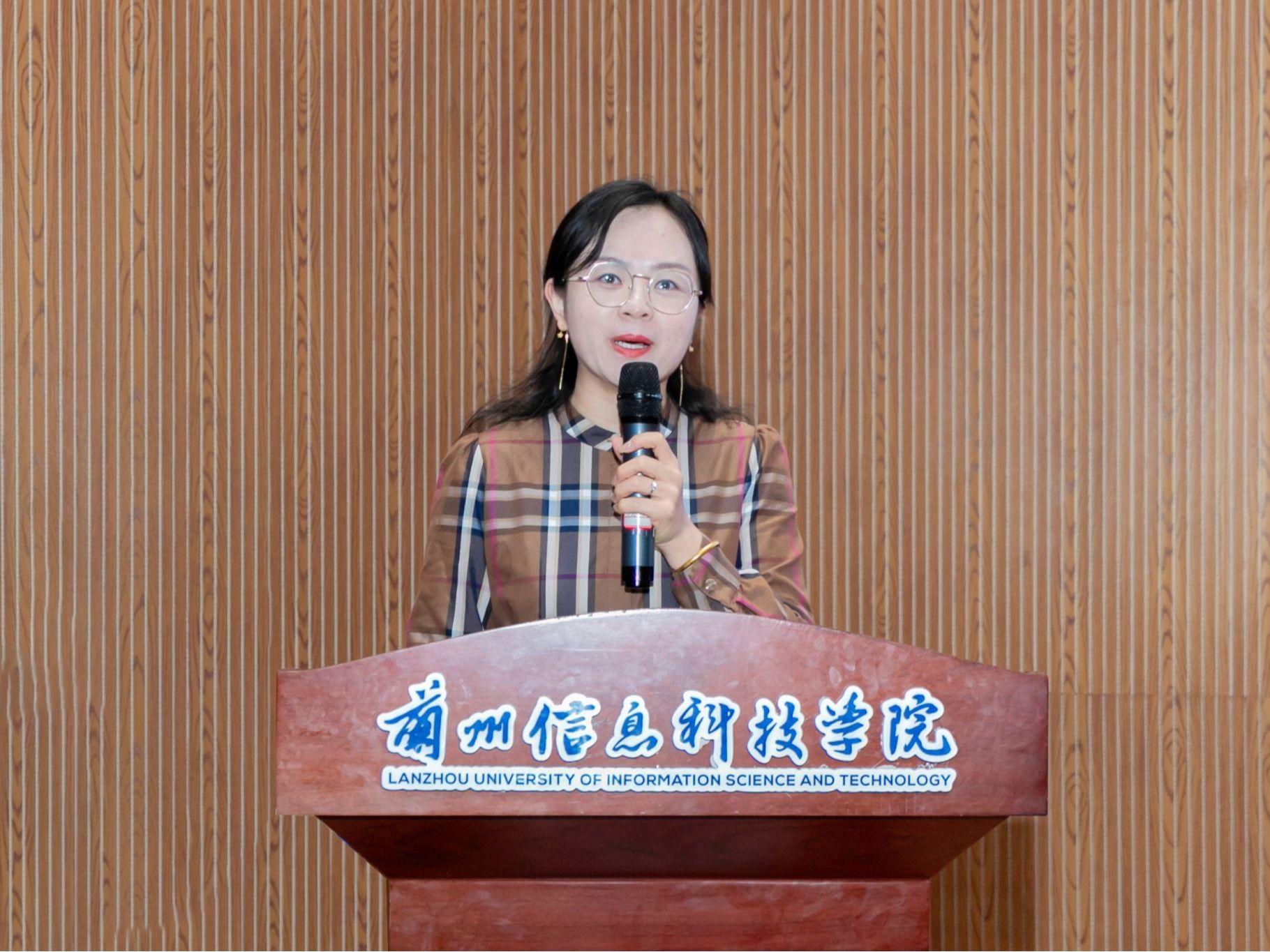 beat365官方网站开展《防范化解重大经济金融风险漫谈》专题讲座