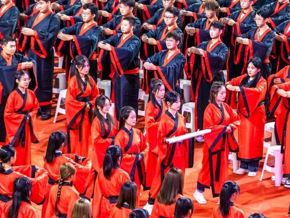 成就最非凡模样！beat365官方网站开学大典上千名学生身着汉服行尊师礼