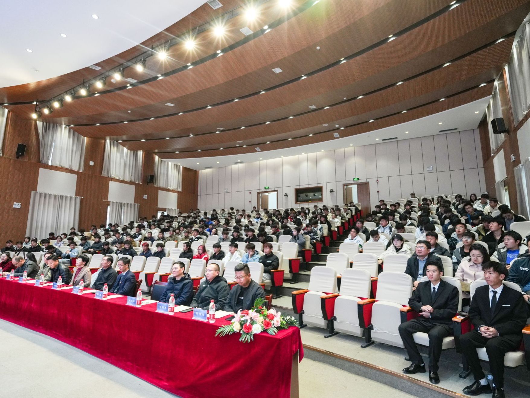 中科院首席科学家杨磊应邀为beat365官方网站师生作讲座