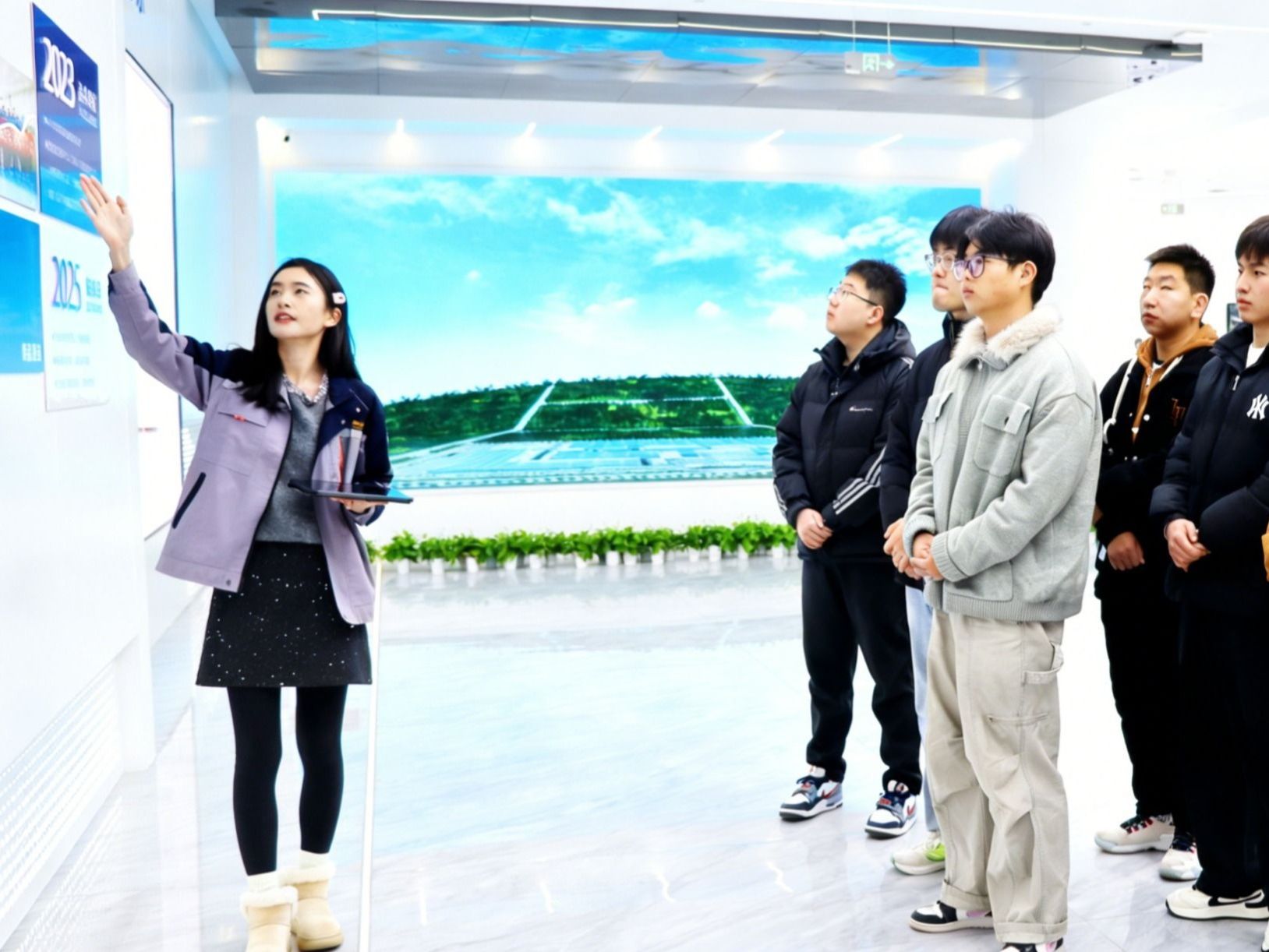 精准就业再突破：beat365官方网站携毕业生赴酒泉企业实地对接促成高质量就业