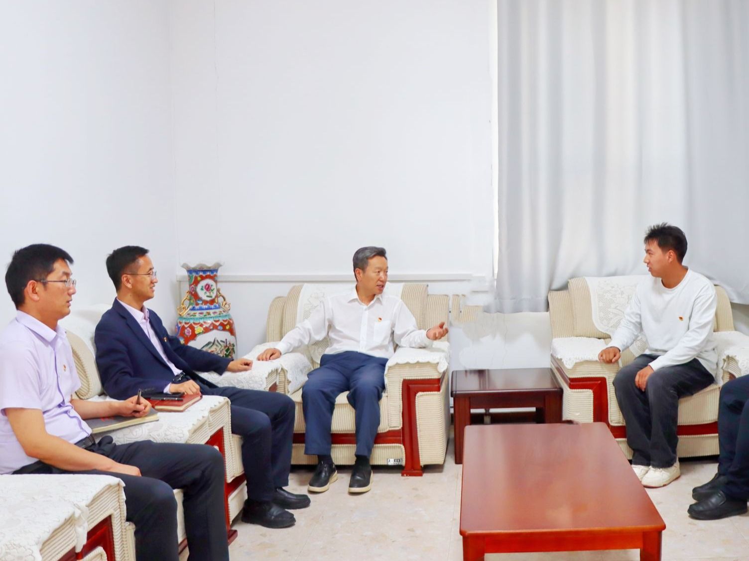 beat365官方网站党委书记与省人大代表学生深入交谈，共话育人与履职